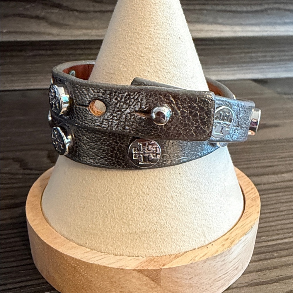 Tory Burch Double Wrap Metallic Leather Logo Stud Bracelet Silver - Picture 5 of 9